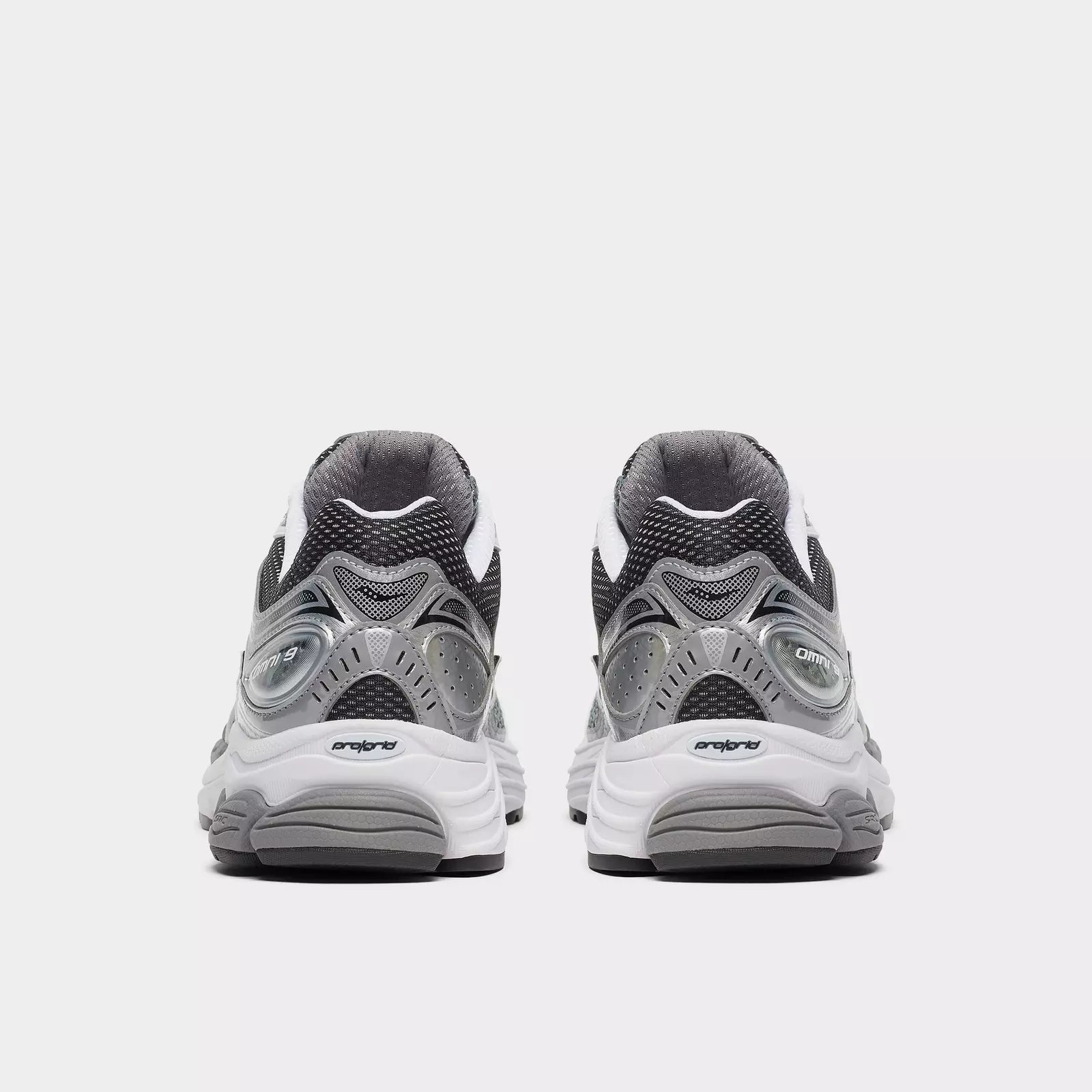 Men's Saucony ProGrid Omni 9 sneakers in grey and silver with cushioned sole and athletic design.